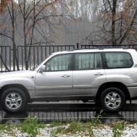 : фото Toyota Land Cruiser 100 сбоку