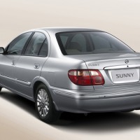 : Nissan Sunny сзади, сбоку