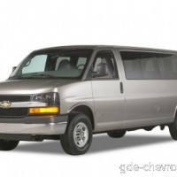 : Chevrolet Express спереди, сбоку