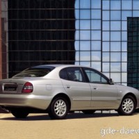 : Daewoo Leganza сзади, сбоку