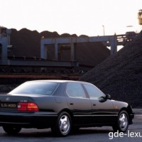 : Lexus LS400 сзади, сбоку