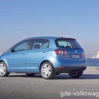 : Volkswagen Golf Plus сзади, сбоку