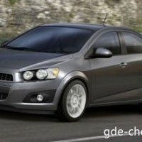 : Chevrolet Aveo спереди-сбоку