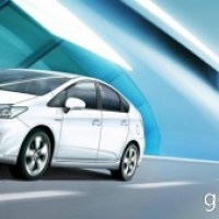 : Toyota Prius сбоку-спереди