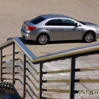 : Suzuki Kizashi сбоку