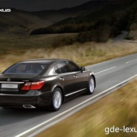 : Lexus LS460 сзади