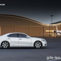 : Lexus LS460 фото сбоку