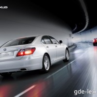 : Lexus LS600h L фото сзади