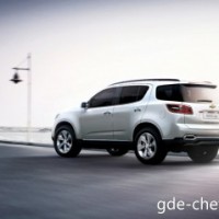 : Chevrolet Trailblazer сзади-сбоку