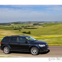 : фото FIAT Freemont на дороге