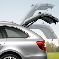 : фото Škoda Superb Combi с открытым багажником