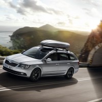 : фото Škoda Superb Combi на дороге