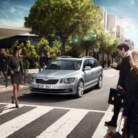 : Škoda Superb Combi вид спереди, сбоку