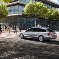 : Škoda Superb Combi вид сбоку