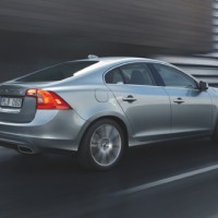 : фото Volvo S60 на дороге