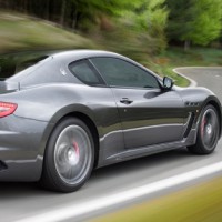 : фото Maserati GranTurismo MC Stradale на дороге