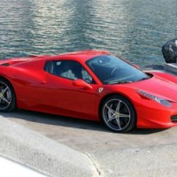 : Ferrari 458 Spider вид сбоку, спереди