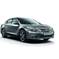 : Nissan Teana вид спереди, сбоку