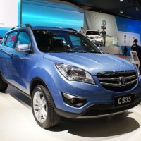 : Changan CS35 спереди-сбоку