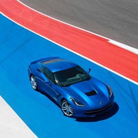 Chevrolet Corvette Stingray: Шевроле Корвет Стингрей справа спереди