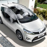 Toyota Verso: сверху спереди