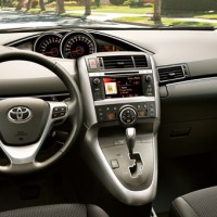 Toyota Verso: салон спереди