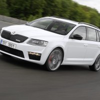 Skoda Octavia Combi RS: спереди слева