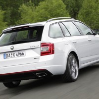 Skoda Octavia Combi RS: справа сзади