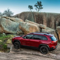 Jeep Cherokee: слева сбоку