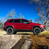 Jeep Cherokee: справа сбоку