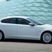 Jaguar XF: справа сбоку