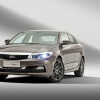 Qoros 3 Sedan: спереди слева