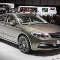 Qoros 3 Sedan: спереди справа