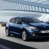 Renault Megane Hatchback: справа спереди