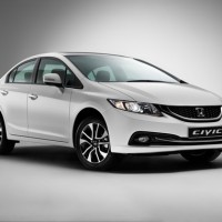 Honda Civic 4D: справа спереди