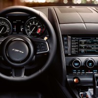 Jaguar F-Type кабриолет: панель приборов и центральная консоль