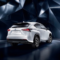 Lexus NX300h: сзади справа