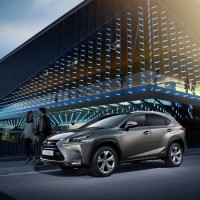 Lexus NX300h: слева сбоку