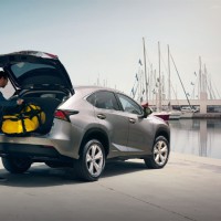 Lexus NX300h: справа сзади с открытым багажником