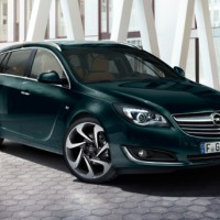 Opel Insignia Sports Tourer: спереди справа