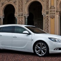 Opel Insignia Sports Tourer: справа сбоку