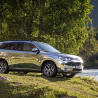 Mitsubishi Outlander PHEV: справа сбоку