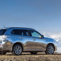 Mitsubishi Outlander PHEV: справа сбоку