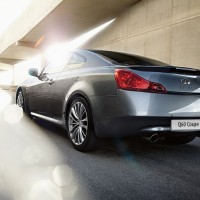 Infiniti Q60 Coupe: сзади слева