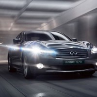 Infiniti Q70: спереди справа