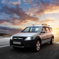 Lada Largus Cross 7 мест: спереди слева