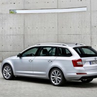 Škoda Octavia Combi Scout: слева сзади