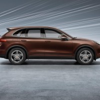 Porsche Cayenne: справа сбоку