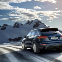 Porsche Cayenne S: сзади слева