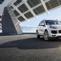 Porsche Cayenne S E Hybrid: спереди справа